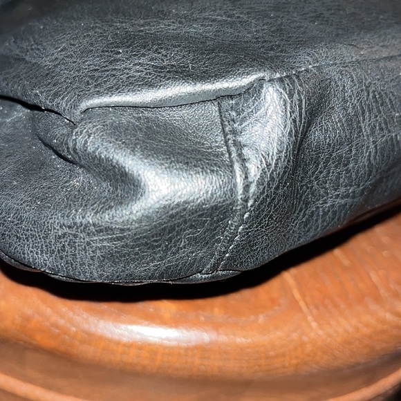 Nicole Miller  NWOT  Black shoulder bag  vegan leather  Gold tone accents chains - Picture 8 of 15